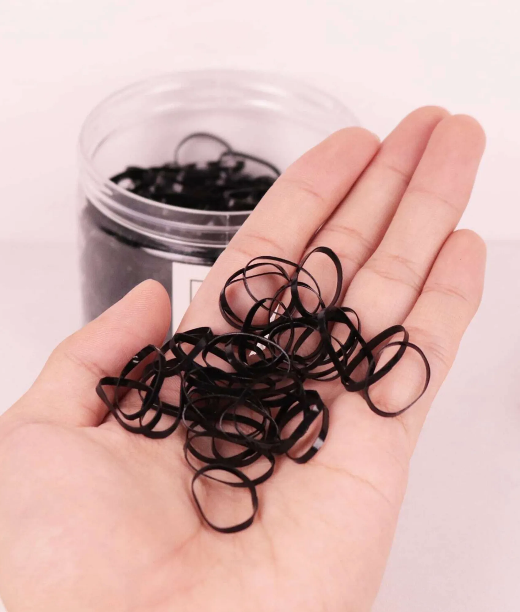 500pcs Black elastics in container